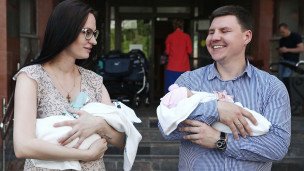 Семья на выписке в роддоме с младенцем