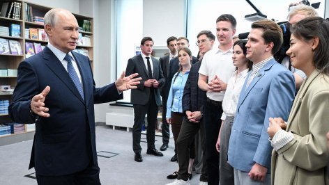 Владимир Путин во время встречи со студентами