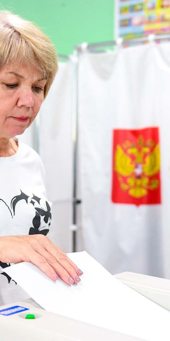 Женщина на избирательном участке