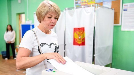 Женщина на избирательном участке