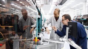 Сотрудники завода "Микрон" во время работы 