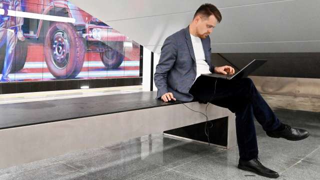 Мужчина с ноутбуком