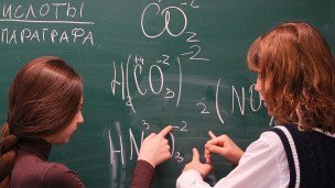  Ученики в классе на уроке химии