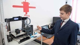 Школьник около 3D принтера
