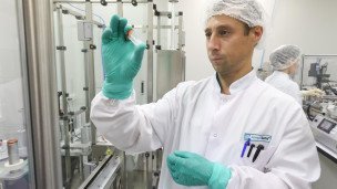  Сотрудник в научно-производственной лаборатории