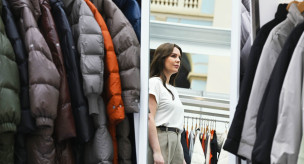 девушка смотрит в зеркало в бутике одежды