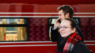 Пассажиры идут по перрону 