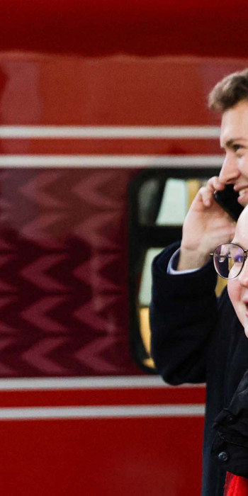 Пассажиры идут по перрону 