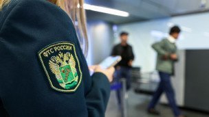 Сотрудник таможенной службы в аэропорту Внуково.