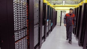 Специалист в серверной центра для обработки и хранения данных