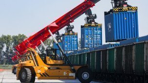 Работа погрузчиков в транспортно-логистическом терминале