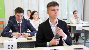 Школьники перед началом проведения единого государственного экзамена