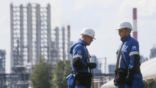 Сотрудники нефтеперерабатывающего завода