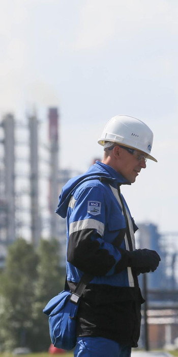 Сотрудники нефтеперерабатывающего завода