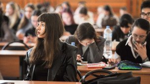 Studenty-na-lekcii-v-universitete