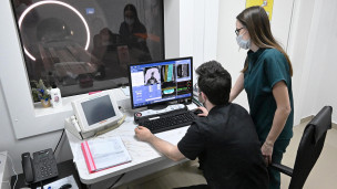 Медицинские работники во время проведения томографии 