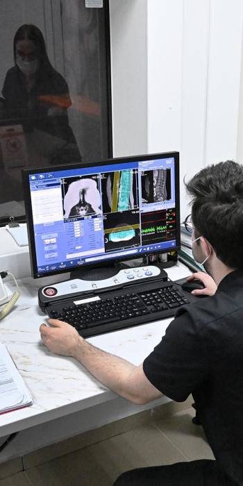 Медицинские работники во время проведения томографии 