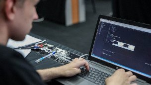 Мужчина программирует за компьютером 