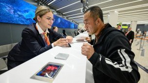 Мужчина на стойке регистрации в здании аэропорта
