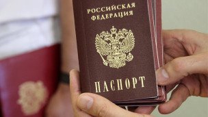 Паспорт РФ в руках