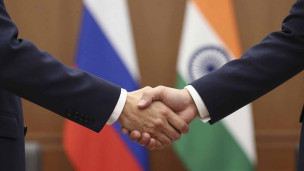рукопожатие на фоне флагов россии и индии