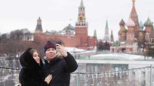 Молодые люди на "Парящем мосту"