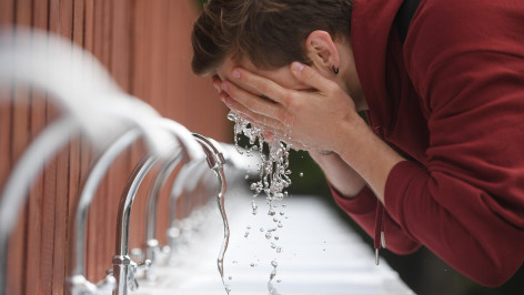 Человек умывает лицо