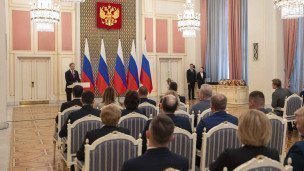 лауреаты премии Правительства во время награждения