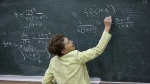 Преподаватель НГТУ в аудитории университета