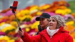 Lyudi-na-territorii-parka-delayut-selfi