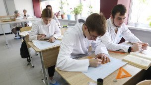 Студенты во время занятий в аудитории