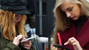 Девушки с телефонами 