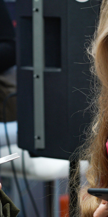 Девушки с телефонами 