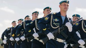 Солдаты на военно-патриотическом празднике 