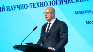 Дмитрий Чернышенко во время выступления