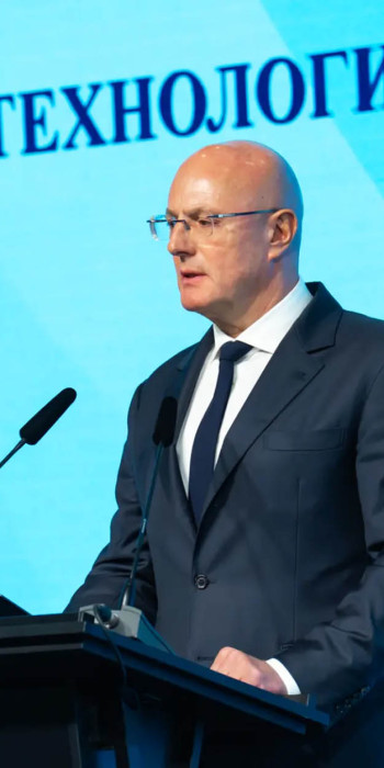 Дмитрий Чернышенко во время выступления