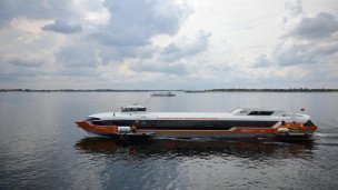 Скоростное судно движется по реке