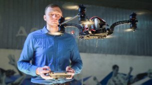 Мужчина управляет дроном