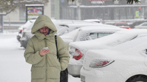 Девушка с телефоном на улице 