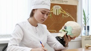 studentka-medicinskogo-vuza-s-cherepom-v-rukah