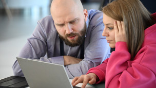 Люди за ноутбуком 