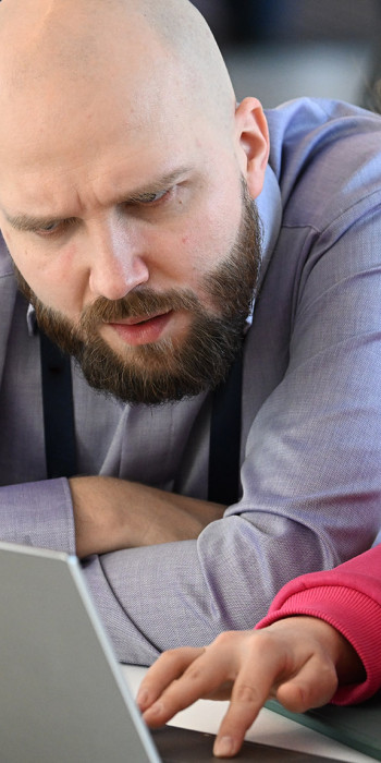 Люди за ноутбуком 