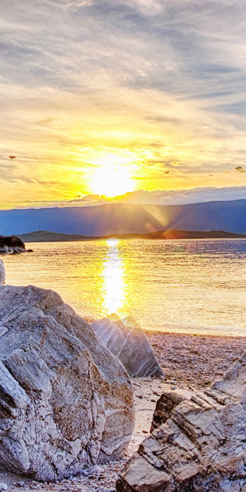 Закат с острова Ольхон на озере Байкал 