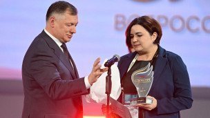 Заместитель председателя правительства РФ Марат Хуснуллин награждает лауреата Всероссийской муниципальной премии "Служение"
