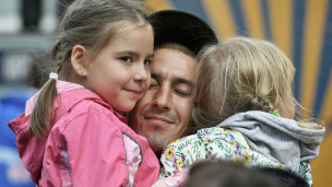 Военный в форме с детьми 