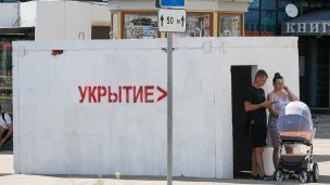Люди рядом с модульным укрытием 