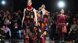 Модель демонстрирует одежду