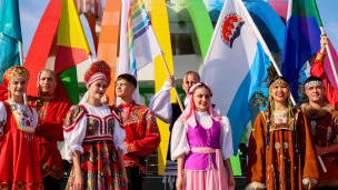 Участники форума в национальный костюмах