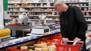 Покупатель выбирает товар в магазине