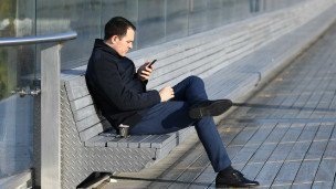 Мужчина со смартфоном